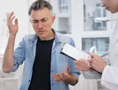 доктор и пациент разговаривают о лечении зависимостей
